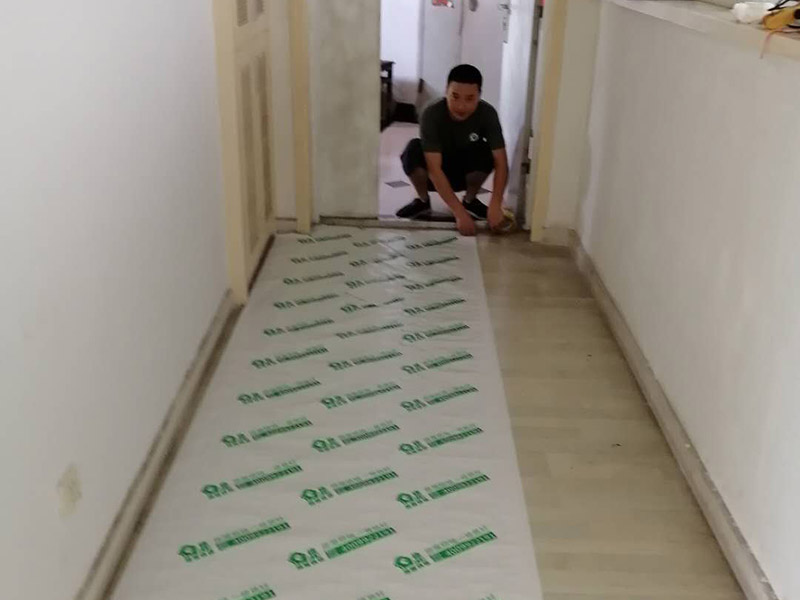 全屋地面保護：首先完成的就是地面的鋪設(shè)。因此，我們在進行其余施工時一定要注意對剛鋪好的地板進行保護。而在裝修時灰塵是一定避免不了的，為了防止嶄新的地板被沾染灰塵以及施工團隊人員等的腳印，最好先在地板上鋪一層防塵布等作為保護膜。除此之外，還是要在一天裝修結(jié)束后的時間里對防塵布等進行灰塵的清除和家居保養(yǎng)工作，特別是灰塵堆積過厚的地方，以免將來裝修結(jié)束后因為灰塵過多清理時意外污染地板。