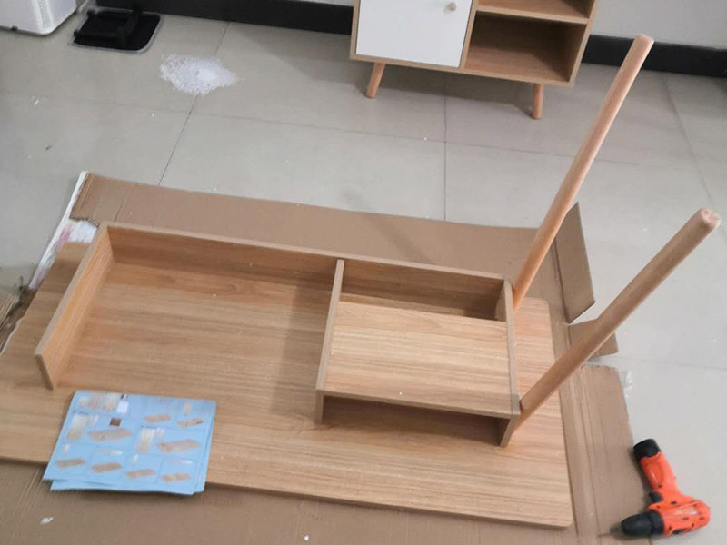 家具柜體安裝：用墊布點好地板，先從靠墻的一端寬du側板開始組裝，將寬側板平放于地面上(離后墻面保持700mm間隔)。首先將填好的三合一膠塞的板件，平放在墊布上，檢查孔距與圖紙相符，并裝上三合一單連桿。然后將固層釘上木塞，固定于寬側板上面，頂板大柄孔朝上，其余固層都朝下，腳線大柄孔朝內(nèi)(中間固層與L架高度一致，即底板到固層內(nèi)空為960mm，現(xiàn)場打?qū)影蹇?。放上側板，釘上木塞，木塞要求連通兩邊的固層。在第二個柜固層上面裝好雙連桿，留意雙連桿上面大柄只能鎖住一半，即90°。當兩件固層與側板固定后再同時擰緊大柄。 釘背板：把裝好的整體柜側放在點好墊布的地板上面，墊平側板成統(tǒng)一平面。用拉尺量好柜子的對角尺寸，調(diào)至相等，從寬測板處開始裝第一塊背板，留意假如中間有固層釘釘子時，先用鉛筆畫好固層的中央線，再釘釘子。