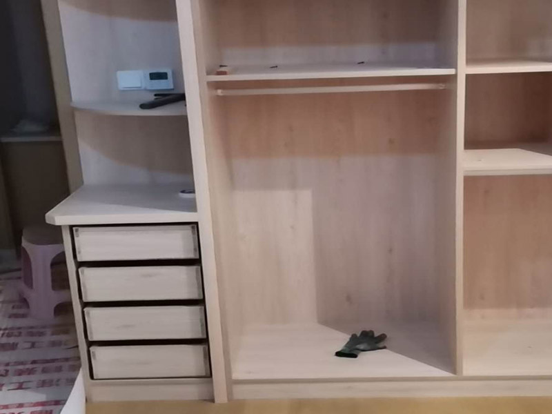 家具柜體安裝：用墊布點好地板，先從靠墻的一端寬du側板開始組裝，將寬側板平放于地面上(離后墻面保持700mm間隔)。首先將填好的三合一膠塞的板件，平放在墊布上，檢查孔距與圖紙相符，并裝上三合一單連桿。然后將固層釘上木塞，固定于寬側板上面，頂板大柄孔朝上，其余固層都朝下，腳線大柄孔朝內(nèi)(中間固層與L架高度一致，即底板到固層內(nèi)空為960mm，現(xiàn)場打?qū)影蹇?。放上側板，釘上木塞，木塞要求連通兩邊的固層。在第二個柜固層上面裝好雙連桿，留意雙連桿上面大柄只能鎖住一半，即90°。當兩件固層與側板固定后再同時擰緊大柄。 釘背板：把裝好的整體柜側放在點好墊布的地板上面，墊平側板成統(tǒng)一平面。用拉尺量好柜子的對角尺寸，調(diào)至相等，從寬測板處開始裝第一塊背板，留意假如中間有固層釘釘子時，先用鉛筆畫好固層的中央線，再釘釘子。