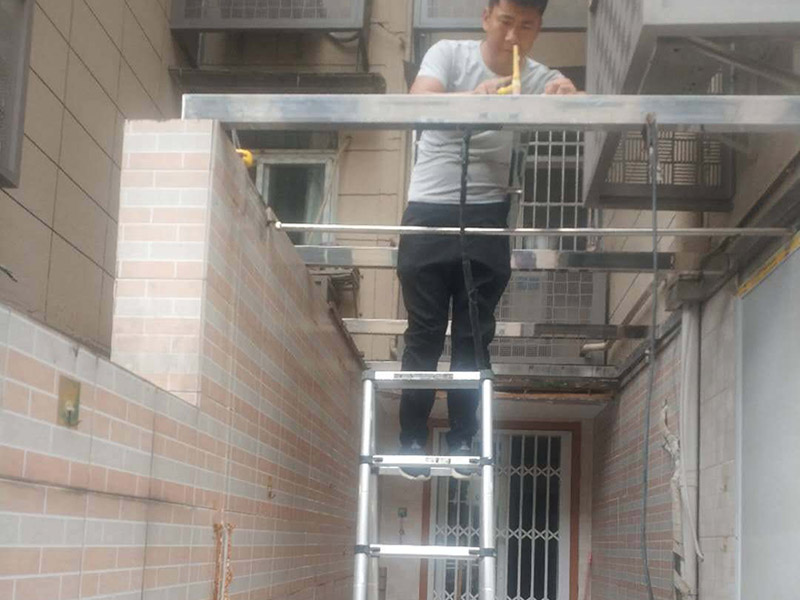 頂棚安裝維修：首先應在墻面彈出標高線,在墻的兩端固定壓線條,用水泥釘與墻面固定牢固。 依據(jù)設計標高，沿墻面四周彈線，作為頂棚安裝的標準線，其水平允許偏差±5毫米。      遇藻井吊頂時,應從下固定壓條,陰陽角用壓條連接。注意預留出照明線的出口。吊頂面積大時,應在中間鋪設龍骨。      吊點間距應當復驗，一般不上人吊頂為1200~1500毫米，上人吊頂為900~1200毫米。      面板安裝前應對安裝完的龍骨和面板板材進行檢查，符合要求后再進行安裝。