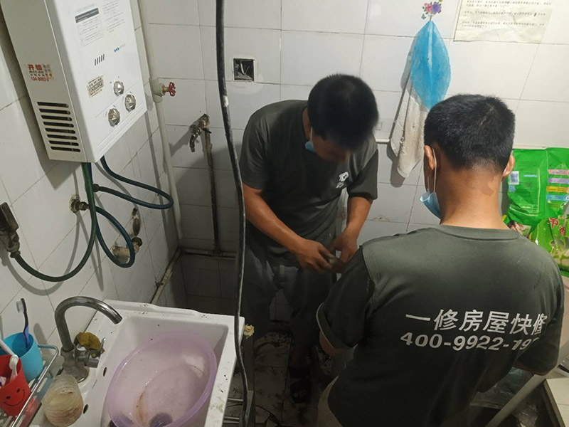水管更換維修:首先，應(yīng)先關(guān)掉自來水閥門，再觀察漏水點(diǎn)，查看破裂處是什么狀況其次，觀察破裂處嚴(yán)重程度，如果只是有裂紋了，從裂紋往外溢水的話，就簡(jiǎn)單了，可以去門口的五金店買來專門用于修補(bǔ)塑料管破裂的膠水，千萬要注意不要隨便使用膠水，要用專業(yè)的不會(huì)污染水質(zhì)的特殊膠水。