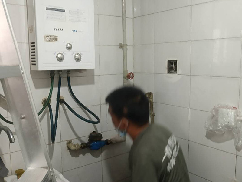 水管更換維修:首先，應(yīng)先關(guān)掉自來水閥門，再觀察漏水點(diǎn)，查看破裂處是什么狀況其次，觀察破裂處嚴(yán)重程度，如果只是有裂紋了，從裂紋往外溢水的話，就簡(jiǎn)單了，可以去門口的五金店買來專門用于修補(bǔ)塑料管破裂的膠水，千萬要注意不要隨便使用膠水，要用專業(yè)的不會(huì)污染水質(zhì)的特殊膠水。