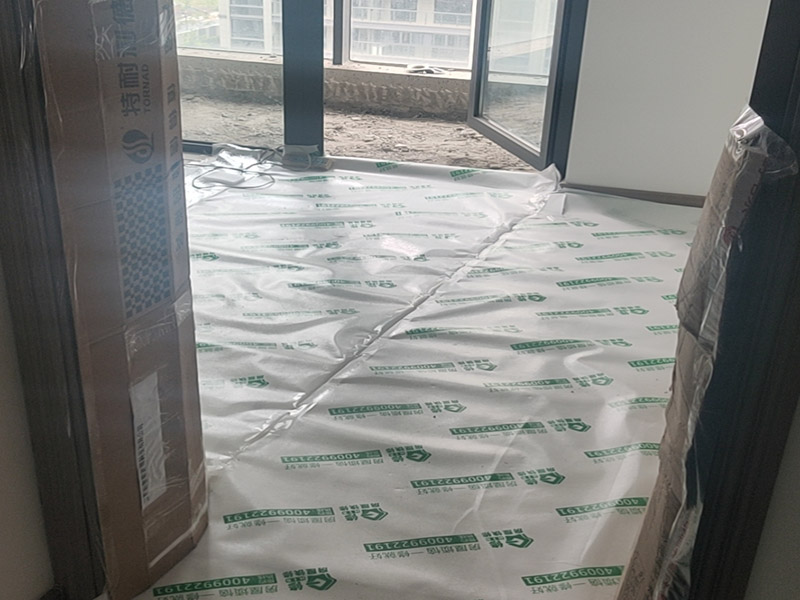 陽臺改造成品保護：各種裝修物料的進場以及各種建筑裝修垃圾的清理，都會經(jīng)過入戶門，這些物品在搬運的過程中，難免會和入戶門發(fā)生磕碰，造成入戶門的磕碰劃傷，所以，第一個需要做好成品保護的地方就是入戶門。 做法：在裝修開工前直到家具進場期間，都需要對入戶門進行保護！可以使用成品保護膜將門包裹。 在進行木門、櫥柜、家具等的相關(guān)的安裝或組裝的過程中，成品保護主要體現(xiàn)在兩個方面：一是原有的墻面、地面裝飾的保護，盡量避免因為這些安裝工程對已裝的部分造成破壞；二是安裝的物品本身的保護，注意不要在安裝過程中造成磕碰、劃傷等損傷。 好處：1.美觀；2.避免后期刮膩子滴到柜子上；3.避免后期安裝碰到，導(dǎo)致油漆脫落和刮痕；4.防塵。