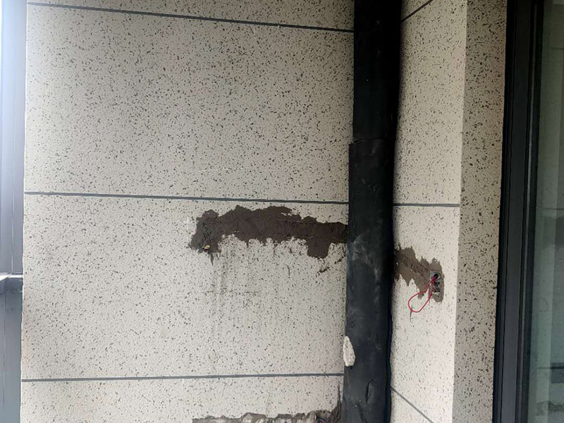 陽臺改造成品保護：各種裝修物料的進場以及各種建筑裝修垃圾的清理，都會經(jīng)過入戶門，這些物品在搬運的過程中，難免會和入戶門發(fā)生磕碰，造成入戶門的磕碰劃傷，所以，第一個需要做好成品保護的地方就是入戶門。 做法：在裝修開工前直到家具進場期間，都需要對入戶門進行保護！可以使用成品保護膜將門包裹。 在進行木門、櫥柜、家具等的相關(guān)的安裝或組裝的過程中，成品保護主要體現(xiàn)在兩個方面：一是原有的墻面、地面裝飾的保護，盡量避免因為這些安裝工程對已裝的部分造成破壞；二是安裝的物品本身的保護，注意不要在安裝過程中造成磕碰、劃傷等損傷。 好處：1.美觀；2.避免后期刮膩子滴到柜子上；3.避免后期安裝碰到，導(dǎo)致油漆脫落和刮痕；4.防塵。