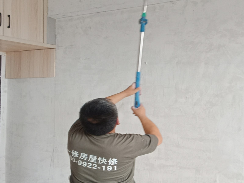 老房子改造裝修:舊墻面在翻新前一定要做墻面基底處理，粉化嚴(yán)重的要全部鏟除，鏟除后抹上一層白水泥，原來(lái)墻面過(guò)于光滑、刷過(guò)油漆的鏟除后還要做打磨處理，把粘結(jié)不牢的表皮去掉，便于新涂料和墻體粘結(jié)。 墻面底漆的作用是抗堿防潮、封固基材、保護(hù)面漆，提高面漆的質(zhì)感和遮蓋力，對(duì)于老房翻新，墻面一定要做底漆，如果沒(méi)有刷底漆就直接上面漆的話(huà)，時(shí)間一長(zhǎng)墻面容易起泡、發(fā)霉，太陽(yáng)照曬時(shí)間長(zhǎng)了也容易變色。 已經(jīng)上好面漆的墻面要修補(bǔ)會(huì)比較麻煩，容易產(chǎn)生色差，材料的使用時(shí)間不同，質(zhì)量也難以保證，很難達(dá)到理想效果。 所以墻面的修補(bǔ)最好是整塊墻面，或是盡可能地選擇較大面積進(jìn)行修補(bǔ)，這樣可以盡量避免產(chǎn)生色差，修補(bǔ)后的質(zhì)量也更好。