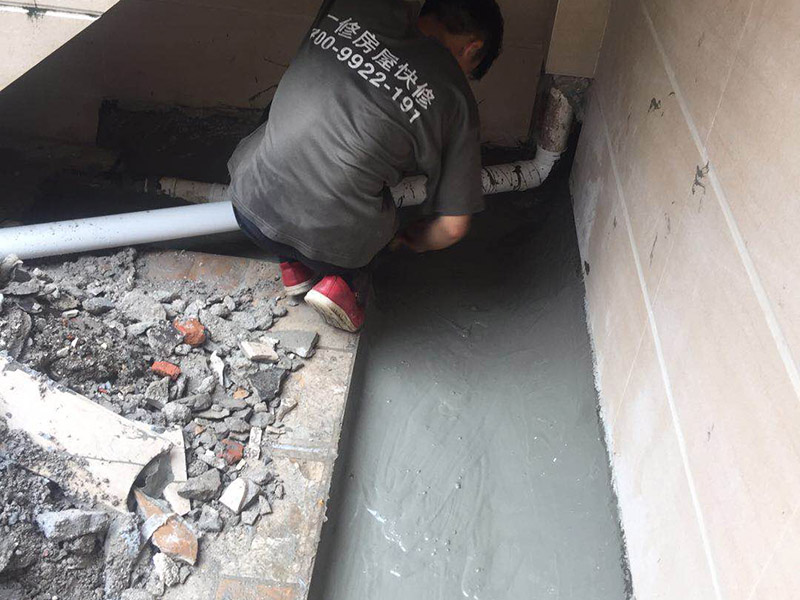露臺防水維修：1、在露臺防水施工過程中應(yīng)當(dāng)使用相應(yīng)的涂膜防水材料，而且所使用的防水材料應(yīng)當(dāng)符合于國家的相關(guān)規(guī)定，并且具有商品相應(yīng)的合格證書;在進行露臺防水材料的施工過程中，其表面應(yīng)當(dāng)保持平坦，不可以有空鼓及開裂等現(xiàn)象，其底層的含水率同時也需要達到標(biāo)準(zhǔn)。  2、對于防水層的設(shè)計應(yīng)當(dāng)從地面一直延伸到墻面，在露臺防水材料的施工過程中應(yīng)當(dāng)與順流水方向搭接，可以采用兩層以上的玻纖布來進行上下的搭接；再者就是保護層的水泥砂漿的厚度與強度也必須符合規(guī)定，在施工過程中嚴(yán)禁損壞防水層，而且要做好排水的疏通工作，不可以有積水倒坡的情況。