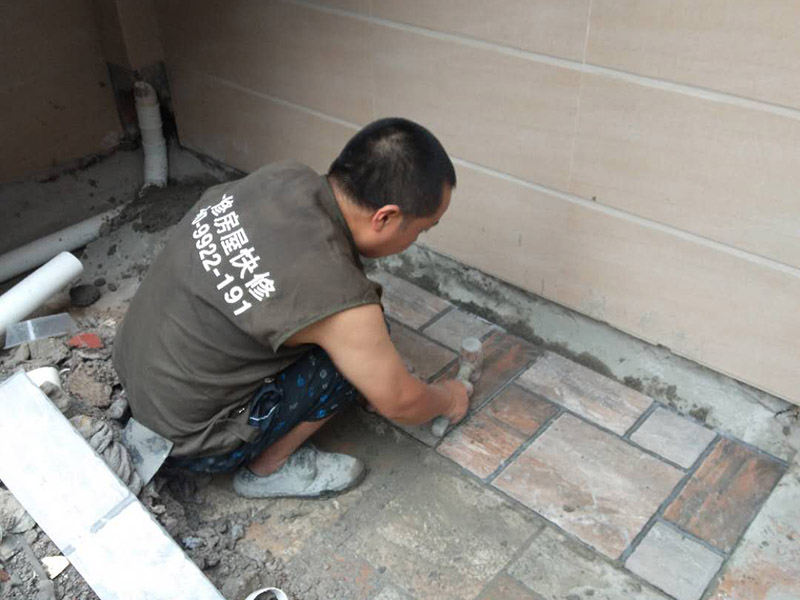 露臺瓷磚鋪貼:地面磚鋪貼前應浸水潤濕。鋪貼前應進行對色、拼花、應根據(jù)設計要求確定結(jié)合層砂漿厚度,拉十字線控制其厚度和石材、地磚平整度。結(jié)合層砂漿宜采用體積干硬性水泥砂漿,厚度宜高出實鋪厚度2—3毫米。鋪貼前應在水泥砂漿上刷一道素水泥漿。石材、地面磚鋪貼時保持水平就位,用橡皮錘輕擊使其與砂漿粘結(jié)緊密,同時調(diào)整其表面平整度及縫寬。鋪貼后應及時清理表面,24小時后勾縫。