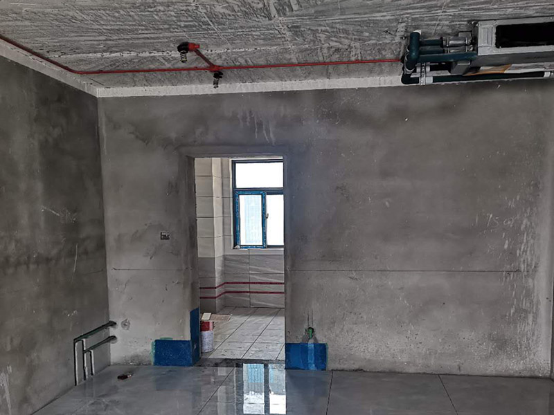 全屋電路走線：一、開槽不能太用力，工人需要按照電路圖的指示，在墻地面相應(yīng)的位置開槽，千萬不能進(jìn)行盲目施工或者隨意開槽埋管，以免破壞承重墻。另外，槽道的轉(zhuǎn)角處要做好圓角處理，以防轉(zhuǎn)角處尖銳的直角刮破穿線管。 二、電線一定要穿管 電線不能直接埋入墻內(nèi)，一定要穿過PVC管，否則就容易老化與損壞，而且后期維修起來也比較困難。也就是說，不把墻體重新鑿開，都無法對(duì)電線進(jìn)行更換。 三、一根管內(nèi)電線不能太多一根管道中的電線，不能超過管道橫截面積的40%。一般一根管道內(nèi)可以傳入三根電線，如果電線太多，不僅會(huì)影響管道的正常使用壽命，而且還會(huì)增加安全隱患。 四、強(qiáng)弱電線要分開 強(qiáng)電的管道不能與弱電的管道位于同一個(gè)凹槽內(nèi)。強(qiáng)電線更是不能與弱電線穿進(jìn)同一根管道內(nèi)，否則強(qiáng)電線通電時(shí)產(chǎn)生的電磁波會(huì)對(duì)弱電信號(hào)產(chǎn)生很大的影響。另外，如果強(qiáng)電線管道與弱電線管道相交了，那就需要用鋁箔紙包裹住兩者的相交部分。五、強(qiáng)弱電要分色區(qū)別在電路改造</a>時(shí)，火線、零線和接地線應(yīng)該用不同顏色的電線來表示。一般情況下，火線用紅色或黑色的線表示，零線用綠色或藍(lán)色的線表示，接地線用黃綠相間的雙色線表示。另外，強(qiáng)電和弱電的穿線管也要注意顏色區(qū)分，強(qiáng)電的穿線管通常使用紅色的管子，弱電的穿線管使用綠色或藍(lán)色的管子。 六、管道內(nèi)要無接頭，電線線路需要彎曲或分支時(shí)，一定要使用專門的彎頭和護(hù)套盒進(jìn)行連接。如果電線不夠長，要在護(hù)套盒內(nèi)連接，從而保證穿線管內(nèi)的電線沒有接頭。