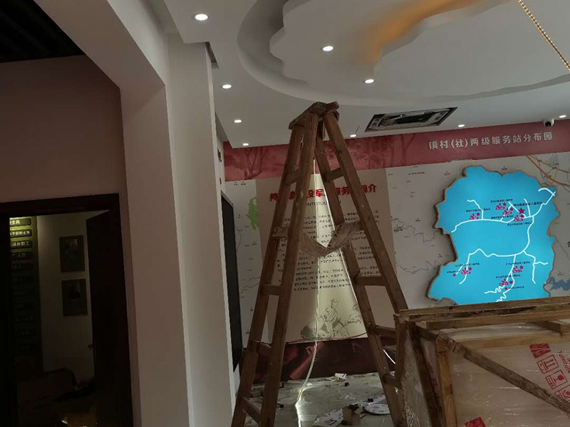 公司企業(yè)墻電路改造:用電需求進(jìn)行定位，完成定位之后，師傅會(huì)按照定位和電路走向，進(jìn)行開槽布線，開的槽要橫平豎直，這樣才是規(guī)范的做法。布線都是使用線管進(jìn)行暗埋，有PVC和冷彎管兩種，冷彎管彎曲效果很好，不會(huì)斷裂，是布線不錯(cuò)的選擇，它的轉(zhuǎn)角有一定弧度，線可以隨便更換，不需要開墻。如果選擇冷彎管的話，需要借助彎管工具，弧度是線管直徑的十倍，這樣穿線或拆線，才能暢通無阻。 (1)強(qiáng)弱電之間的距離是30-50公分，避免受到干擾，影響正常使用，甚至不安全，強(qiáng)弱電不可以在同一根管內(nèi)。 (2)管子里面的導(dǎo)線總截面面積，要比保護(hù)管截面面積小百分之四十，比如：二十的管內(nèi)最多可以穿四根2.5平方的電線。 (3)如果線管需要連接，肯定要使用接頭，接頭和管子要用膠粘牢固。線管在地面的話，需要進(jìn)行保護(hù)，預(yù)防被踩裂，影響后期檢修。