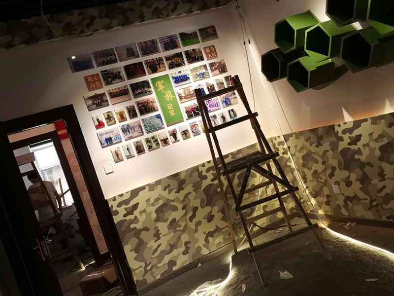 公司企業(yè)墻電路改造:用電需求進(jìn)行定位，完成定位之后，師傅會(huì)按照定位和電路走向，進(jìn)行開槽布線，開的槽要橫平豎直，這樣才是規(guī)范的做法。布線都是使用線管進(jìn)行暗埋，有PVC和冷彎管兩種，冷彎管彎曲效果很好，不會(huì)斷裂，是布線不錯(cuò)的選擇，它的轉(zhuǎn)角有一定弧度，線可以隨便更換，不需要開墻。如果選擇冷彎管的話，需要借助彎管工具，弧度是線管直徑的十倍，這樣穿線或拆線，才能暢通無阻。 (1)強(qiáng)弱電之間的距離是30-50公分，避免受到干擾，影響正常使用，甚至不安全，強(qiáng)弱電不可以在同一根管內(nèi)。 (2)管子里面的導(dǎo)線總截面面積，要比保護(hù)管截面面積小百分之四十，比如：二十的管內(nèi)最多可以穿四根2.5平方的電線。 (3)如果線管需要連接，肯定要使用接頭，接頭和管子要用膠粘牢固。線管在地面的話，需要進(jìn)行保護(hù)，預(yù)防被踩裂，影響后期檢修。
