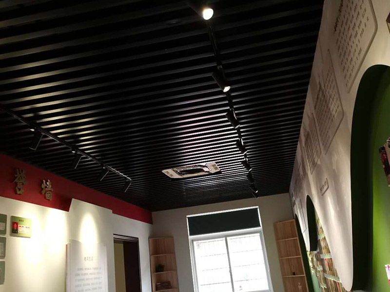 公司企業(yè)墻電路改造:用電需求進(jìn)行定位，完成定位之后，師傅會(huì)按照定位和電路走向，進(jìn)行開槽布線，開的槽要橫平豎直，這樣才是規(guī)范的做法。布線都是使用線管進(jìn)行暗埋，有PVC和冷彎管兩種，冷彎管彎曲效果很好，不會(huì)斷裂，是布線不錯(cuò)的選擇，它的轉(zhuǎn)角有一定弧度，線可以隨便更換，不需要開墻。如果選擇冷彎管的話，需要借助彎管工具，弧度是線管直徑的十倍，這樣穿線或拆線，才能暢通無阻。 (1)強(qiáng)弱電之間的距離是30-50公分，避免受到干擾，影響正常使用，甚至不安全，強(qiáng)弱電不可以在同一根管內(nèi)。 (2)管子里面的導(dǎo)線總截面面積，要比保護(hù)管截面面積小百分之四十，比如：二十的管內(nèi)最多可以穿四根2.5平方的電線。 (3)如果線管需要連接，肯定要使用接頭，接頭和管子要用膠粘牢固。線管在地面的話，需要進(jìn)行保護(hù)，預(yù)防被踩裂，影響后期檢修。