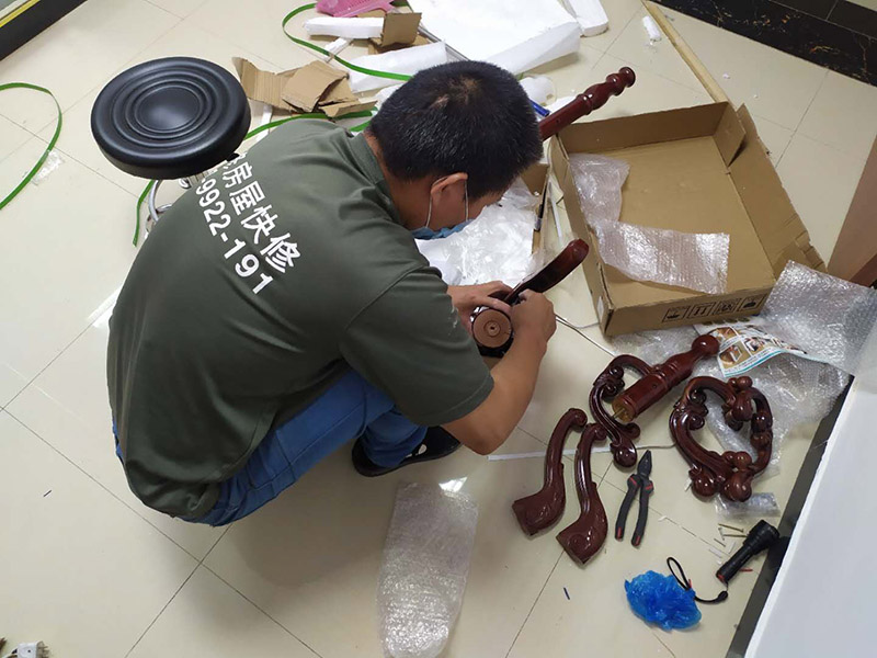 家具安裝維修：安裝時(shí)要注意家中的其它位置的保護(hù)，因?yàn)榧揖咭话阍诩已b過程中是最后進(jìn)場(不裝修的話更要保護(hù)家里的物品)，重點(diǎn)保護(hù)的對象是：地板(尤其是實(shí)木地板)、門套、門、樓梯、墻紙、壁燈等。 如果是請師傅安裝，要親自跟進(jìn)安裝過程，看是否有安裝過程中的損壞，其實(shí)這一點(diǎn)倒不會有太多的問題，因?yàn)榘惭b工都是經(jīng)驗(yàn)豐富的，如果他弄壞了您的家具，公司也會有一定的處罰。如果是自己安裝，一定要注意做好自身安全防護(hù)，地面也要有柔軟的材料防護(hù)，以免造成劃傷，刮花。