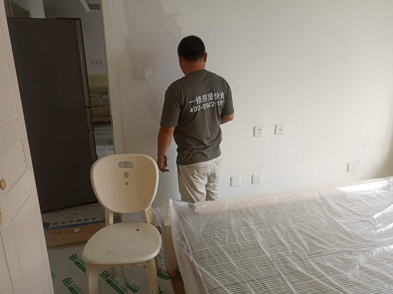 地板家具保護(hù)：成品保護(hù)的目的 為加快先進(jìn)技術(shù)與現(xiàn)代管理方法和手段在項(xiàng)目的運(yùn)用，努力降低成本，提高工程質(zhì)量，確保全面實(shí)現(xiàn)對業(yè)主的承諾。施工現(xiàn)場隨著施工進(jìn)行，成品保護(hù)工作顯得尤為重要，做好成品保護(hù)工作，是在施工過程中要對已完工分項(xiàng)進(jìn)行保護(hù)，否則一旦造成損壞，將會增加修復(fù)工作，帶來工、料浪費(fèi)、工期拖延及經(jīng)濟(jì)損失。