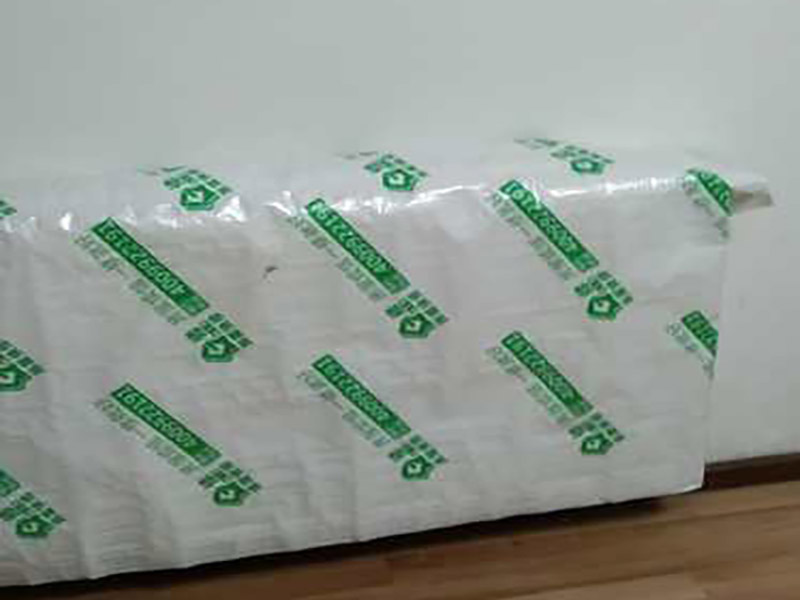門窗家具保護(hù)方案:地板保護(hù)，地板保護(hù)需要使用pvc+棉保護(hù)膜 （薄的保護(hù)膜會(huì)在裝修過程中踩壞），沿墻邊使用家較寬的地板專用膠帶密封。家居保護(hù)只需要使用普通pvc保護(hù)膜即可，注意下方要留足保護(hù)膜遮蓋下方地板。門窗保護(hù):使用無紡布門窗保護(hù)膜，裁剪適當(dāng)大小貼在窗戶上級(jí)窗戶框上即可。門使用pvc保護(hù)膜