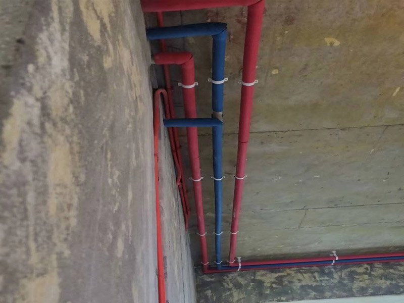 全屋電路布線：首先要根據(jù)電路的用途進(jìn)行電路定位。比如，開關(guān)、插座、燈等根據(jù)要求進(jìn)行定位。定位完成后，根據(jù)定位和電路走向，開布線槽。線路槽很有講究，要橫平豎直。不過，規(guī)范的做法是盡量少開橫槽，會(huì)影響墻的承受力。開槽深度應(yīng)一致，一般為PVC管直徑+10mm，要求槽線筆直。 線管有冷彎管和PVC管兩種，最好用315重型PVC管，冷彎管可以彎曲而不斷裂，是布線的最好選擇，因?yàn)樗霓D(zhuǎn)角是有弧度的，線可以隨時(shí)更換，而不用開墻。冷彎管要用彎管工具，弧度應(yīng)該是線管直徑的6倍，先排管，后用鋼絲穿過，便于以后線路升級(jí)、維修。
