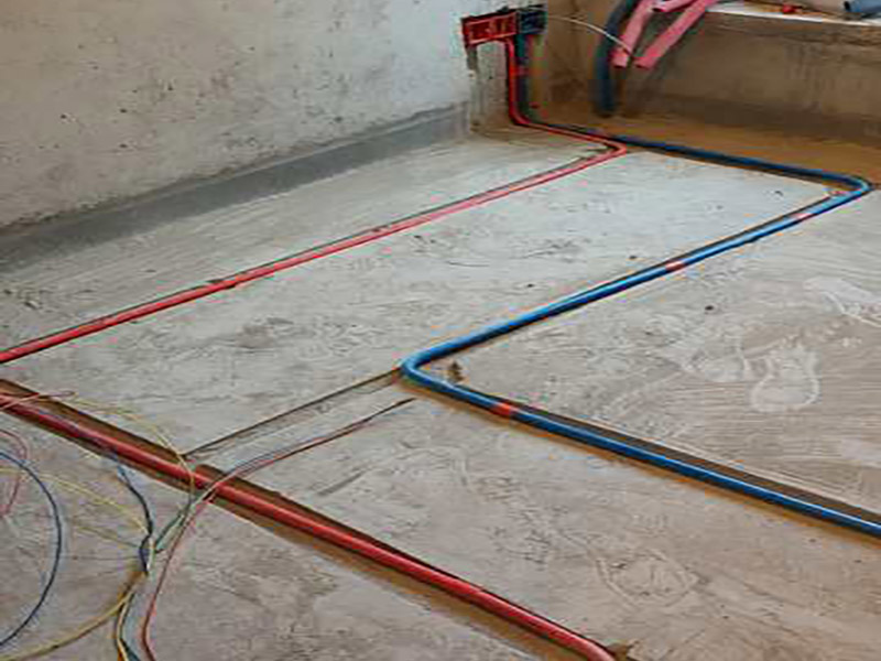 全屋水電開槽布線：水管管路開槽施工方法為先彈線，再開槽。管路開槽按要求必須是平行線與垂直線(如有水電施工圖的對照施工圖更好)。須平行走線的管路一律控制在60-90厘米高(從地面算起)，有水龍頭的管路必須垂直。深度控制在4厘米。線槽開好后施工負(fù)責(zé)人記好開槽管路尺寸、位置。方便以后潔具安裝時(shí)知道管路的位置。水路管道安裝之后，用水泥沙子混合封好衛(wèi)生間所有線槽。等線槽和地面填渣干后，再次清洗地面與墻面，墻地面水份干了即可做防水，墻面防水最好作一米高。