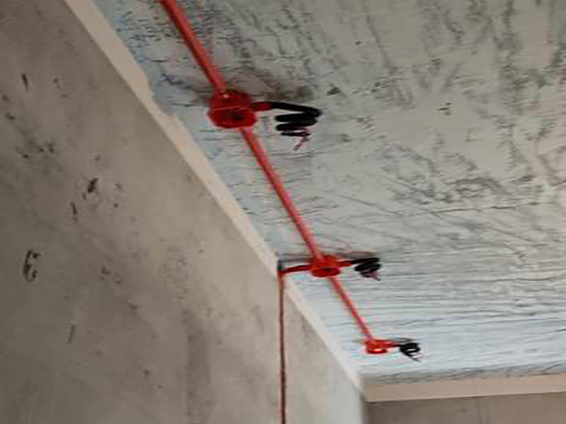 全屋水電開槽布線：水管管路開槽施工方法為先彈線，再開槽。管路開槽按要求必須是平行線與垂直線(如有水電施工圖的對照施工圖更好)。須平行走線的管路一律控制在60-90厘米高(從地面算起)，有水龍頭的管路必須垂直。深度控制在4厘米。線槽開好后施工負(fù)責(zé)人記好開槽管路尺寸、位置。方便以后潔具安裝時(shí)知道管路的位置。水路管道安裝之后，用水泥沙子混合封好衛(wèi)生間所有線槽。等線槽和地面填渣干后，再次清洗地面與墻面，墻地面水份干了即可做防水，墻面防水最好作一米高。