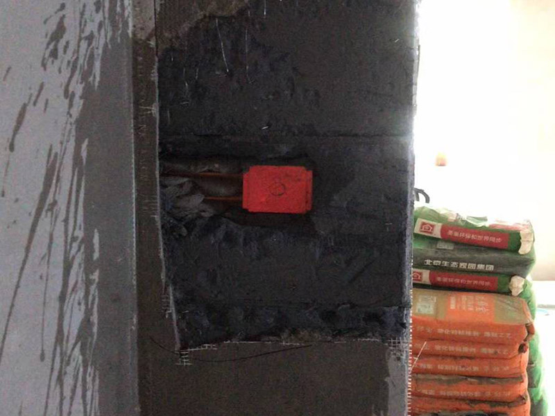 墻面空鼓修補(bǔ)：1、用切割機(jī)沿著空鼓的地方切割出空鼓范圍，刀口深度要掌握，并比實(shí)際空鼓范圍稍大，不能用鏨子鑿，那樣可能會(huì)造成空鼓范圍越來越大。 2、基層清理干凈，用水潤濕，用1:3水泥砂漿分兩次修補(bǔ)，抹壓，然后批膩?zhàn)?，刷墻漆。如果是混凝土基層，修補(bǔ)前應(yīng)涂刷混凝土界面劑，否則還會(huì)空鼓。
