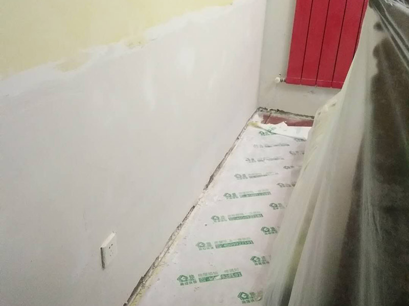 墻面修補翻新：舊墻面在翻新前一定要做墻面基底處理，粉化嚴(yán)重的要全部鏟除，鏟除后抹上一層白水泥，原來墻面過于光滑、刷過油漆的鏟除后還要做打磨處理，把粘結(jié)不牢的表皮去掉，便于新涂料和墻體粘結(jié)。墻面底漆的作用是抗堿防潮、封固基材、保護(hù)面漆，提高面漆的質(zhì)感和遮蓋力，對于老房翻新，墻面一定要做底漆，如果沒有刷底漆就直接上面漆的話，時間一長墻面容易起泡、發(fā)霉，太陽照曬時間長了也容易變色。已經(jīng)上好面漆的墻面要修補會比較麻煩，容易產(chǎn)生色差，材料的使用時間不同，質(zhì)量也難以保證，很難達(dá)到理想效果。 所以墻面的修補最好是整塊墻面，或是盡可能地選擇較大面積進(jìn)行修補，這樣可以盡量避免產(chǎn)生色差，修補后的質(zhì)量也更好。