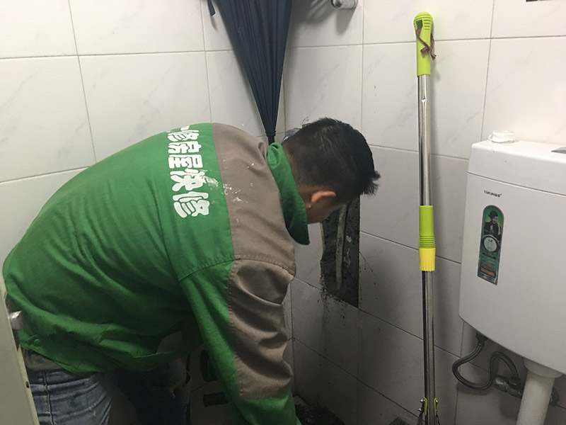 浴室水管漏水維修:除了地板或者天花板以外，可能有時(shí)候也會(huì)在墻上發(fā)現(xiàn)一塊塊的水漬。墻面滲水的原因可能是淋浴區(qū)墻面的防水層沒有做好，因此水會(huì)蔓延到其他的墻面去。另一個(gè)可能的原因就是在粉刷墻壁的時(shí)候，施作人員沒有等油漆干涂就馬上上第二或者第三層，這樣子會(huì)造成水氣悶在墻壁里，產(chǎn)生滲水的問題。 首先我們必須先找出滲漏的源頭，然后再重新施作防水層。另外如果你需要把舊的油漆層換掉、再重新涂上防水漆的時(shí)候，要記得要等第一層完全干透后再繼續(xù)后續(xù)的粉刷程序。