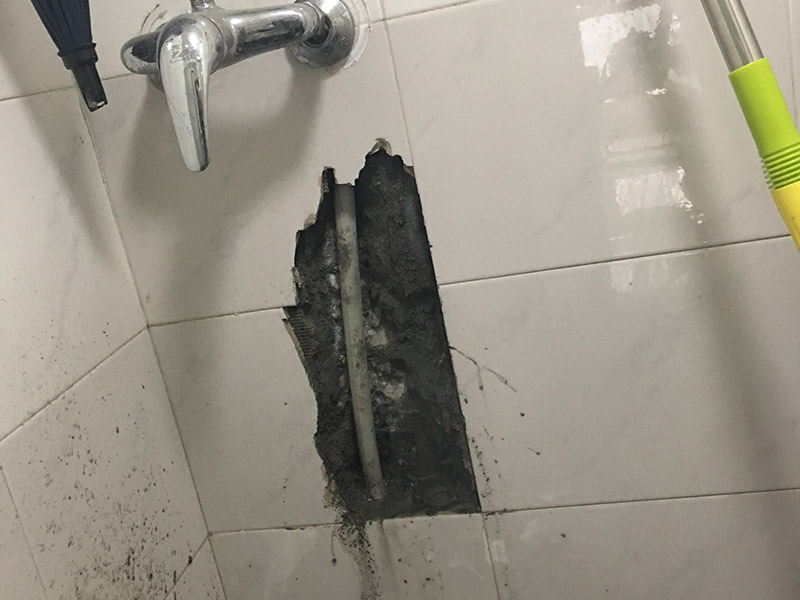 浴室水管漏水維修:除了地板或者天花板以外，可能有時(shí)候也會(huì)在墻上發(fā)現(xiàn)一塊塊的水漬。墻面滲水的原因可能是淋浴區(qū)墻面的防水層沒有做好，因此水會(huì)蔓延到其他的墻面去。另一個(gè)可能的原因就是在粉刷墻壁的時(shí)候，施作人員沒有等油漆干涂就馬上上第二或者第三層，這樣子會(huì)造成水氣悶在墻壁里，產(chǎn)生滲水的問題。 首先我們必須先找出滲漏的源頭，然后再重新施作防水層。另外如果你需要把舊的油漆層換掉、再重新涂上防水漆的時(shí)候，要記得要等第一層完全干透后再繼續(xù)后續(xù)的粉刷程序。