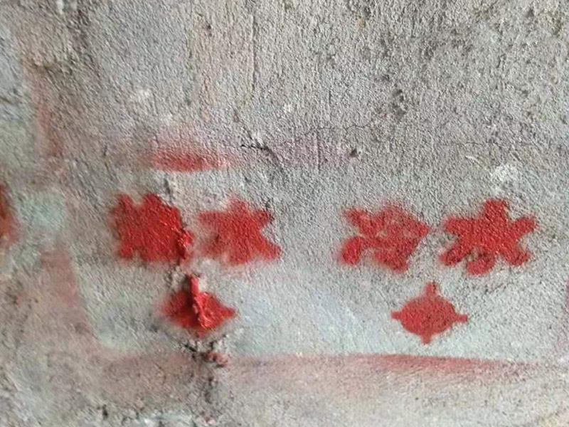 全屋線路規(guī)劃，水管開槽:水路管道檢查至關(guān)重要，這相關(guān)以后的水路安全隱患問題。我們通常用試壓的方法做管道檢查。試壓是管道檢查滲漏的方法之一，先用賭頭將所有內(nèi)絲賭死。用壓力表打壓(家裝一般12個壓)試水。打壓之后檢查所有管道所有接頭。第二種方法就是上了賭頭之后，打開水閘二天二夜，第三天檢查所有接頭。 水路管道安裝之后，用水泥沙子混合封好衛(wèi)生間所有線槽。等線槽和地面填渣干后，再次清洗地面與墻面，墻地面水份干了即可做防水，墻面防水最好作一米高。如果廚衛(wèi)墻背面有家具的墻面，必須做滿墻。起到家具防潮作用。地面須填渣的，必須做好防水后填渣。填渣10厘米以上的用水泥沙子干混填渣。做二次防水地面和墻面要一起做。