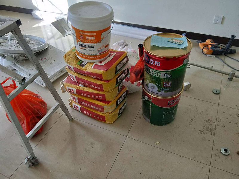 地面保護材料進場：一、入戶門的保護 各種裝修物料的進場以及各種建筑裝修垃圾的清理，都會經(jīng)過入戶門，這些物品在搬運的過程中，與入戶門發(fā)生磕碰、摩擦的機率大大增加，所以，第一個需要做好成品保護的地方就是我們的入戶門。建議:在裝修開工前直到家具進場期間，都需要對入戶門進行保護!對于這一點，可以使用成品保護膜將門包裹。 二、瓷磚、地板的鋪貼保護 --保護膜的貼法 瓷磚、地板的鋪裝，也屬于基礎裝修的部分，經(jīng)常發(fā)現(xiàn)瓷磚施工時和施工后都沒有做成品保護工作，具體的表現(xiàn)有:瓷磚邊鋪邊勾縫、在剛鋪的瓷磚、地板上堆放雜物、剛鋪的瓷磚就在上面走動踩踏、地面瓷磚、地板沒有使用成品保護膜覆蓋等，這些都會影響瓷磚的鋪貼效果，造成瓷磚的施工質量問題。