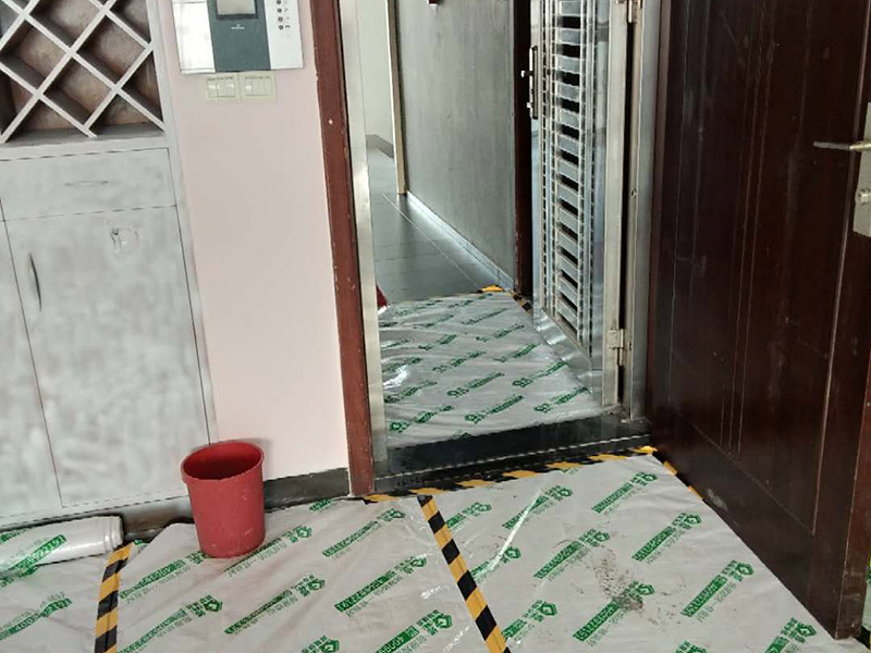 家具翻新地板保護(hù)：家具是比較容易折舊的，特別是一些上了油漆的家具，在用了很長(zhǎng)的時(shí)間以后就會(huì)出現(xiàn)退色或者是漆面掉皮的現(xiàn)象，家具的體積一般都比較大，而且家具的價(jià)格也很高，導(dǎo)致了舊家具的更換有很多的困難。 1.混油飾面工藝做法：先用粗砂紙打磨掉舊油漆，然后披刮原子灰，干透后用細(xì)砂紙打磨平整，刷底漆一遍，打磨，再刷面漆若干遍，再打磨，最后噴面漆一遍。 2.清油飾面工藝做法：先用粗砂紙打磨掉舊油漆，然后披刮原子灰，干透后用細(xì)砂紙打磨平整，色漆做搓色處理，打磨，刷底漆一遍，打磨，再刷面漆若干!