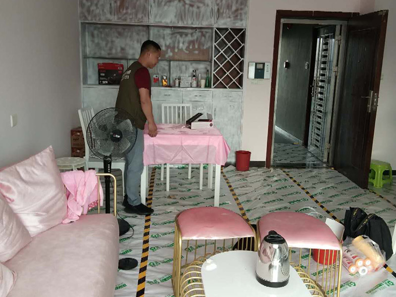 家具翻新地板保護(hù)：家具是比較容易折舊的，特別是一些上了油漆的家具，在用了很長(zhǎng)的時(shí)間以后就會(huì)出現(xiàn)退色或者是漆面掉皮的現(xiàn)象，家具的體積一般都比較大，而且家具的價(jià)格也很高，導(dǎo)致了舊家具的更換有很多的困難。 1.混油飾面工藝做法：先用粗砂紙打磨掉舊油漆，然后披刮原子灰，干透后用細(xì)砂紙打磨平整，刷底漆一遍，打磨，再刷面漆若干遍，再打磨，最后噴面漆一遍。 2.清油飾面工藝做法：先用粗砂紙打磨掉舊油漆，然后披刮原子灰，干透后用細(xì)砂紙打磨平整，色漆做搓色處理，打磨，刷底漆一遍，打磨，再刷面漆若干!