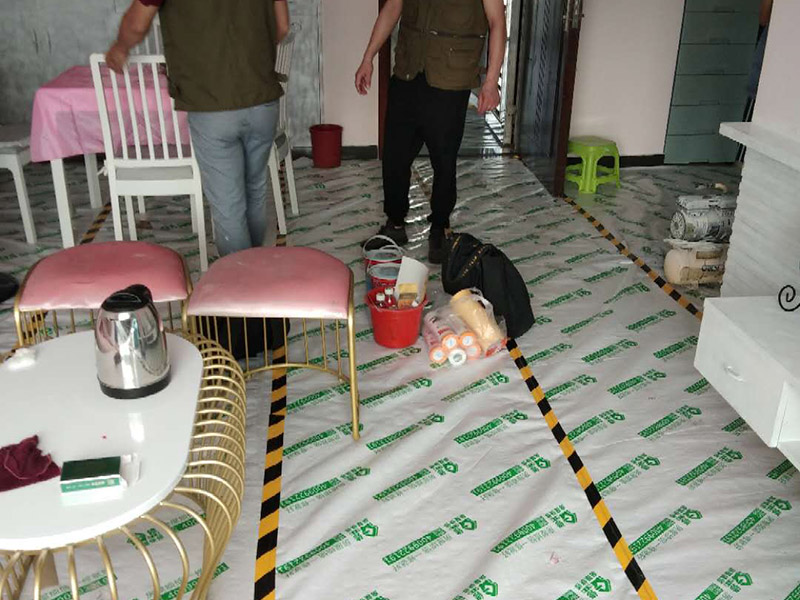 家具翻新地板保護(hù)：家具是比較容易折舊的，特別是一些上了油漆的家具，在用了很長(zhǎng)的時(shí)間以后就會(huì)出現(xiàn)退色或者是漆面掉皮的現(xiàn)象，家具的體積一般都比較大，而且家具的價(jià)格也很高，導(dǎo)致了舊家具的更換有很多的困難。 1.混油飾面工藝做法：先用粗砂紙打磨掉舊油漆，然后披刮原子灰，干透后用細(xì)砂紙打磨平整，刷底漆一遍，打磨，再刷面漆若干遍，再打磨，最后噴面漆一遍。 2.清油飾面工藝做法：先用粗砂紙打磨掉舊油漆，然后披刮原子灰，干透后用細(xì)砂紙打磨平整，色漆做搓色處理，打磨，刷底漆一遍，打磨，再刷面漆若干!
