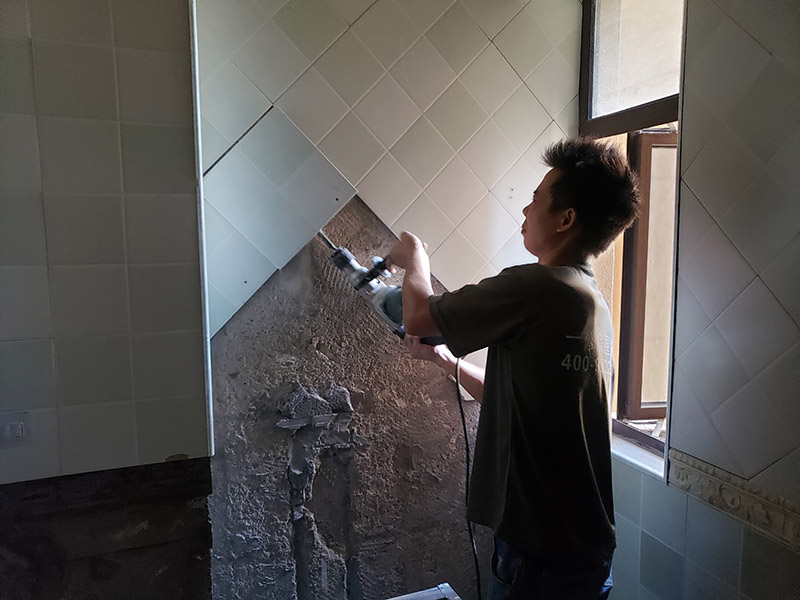 衛(wèi)生間拆除翻新：拆卸一般是從墻體的下方往上方敲，從瓷磚的邊緣往里面敲，還需要根據(jù)拆卸的位置選擇適當(dāng)?shù)那么u力度。敲磚是從墻體下方開始敲，從每塊瓷磚的邊緣開始敲。如果先敲上面的瓷磚，地面堆積的瓷磚較多，擋住下面的瓷磚，會不利于拆卸。在敲瓷磚的過程中，如果不是對地面瓷磚進(jìn)行清理，避免瓷磚過多堆積，就會減緩施工進(jìn)度甚至造成施工意外。