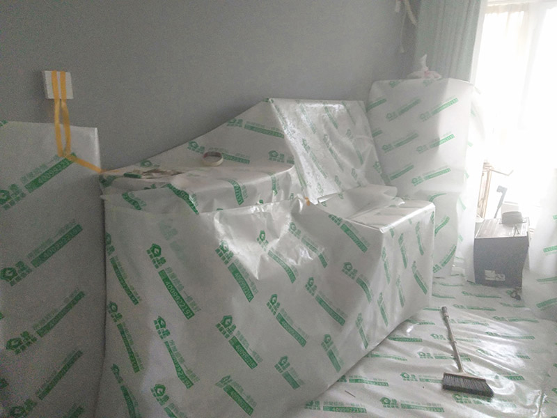 墻面翻新前保護(hù)措施：地面瓷磚鋪貼后，用壁紙刀將所有地磚縫隙清理干凈，并保證縫隙深度達(dá)到20mm以上。鋪貼完一個(gè)自然間后將瓷磚表面清理干凈，用復(fù)合保護(hù)膜進(jìn)行保護(hù)。保護(hù)膜鋪貼平整、干凈整潔，用透明膠帶固定保護(hù)膜的邊緣和膜與膜之間接縫的部位。入戶門扇用公司統(tǒng)一的門貼進(jìn)行全面包裹保護(hù)，用透明膠帶將保護(hù)膜粘貼牢固平整。用標(biāo)準(zhǔn)保護(hù)膜將門框三面保護(hù)完整并固定牢固。工程完工后拆除保護(hù)膜時(shí)如果有粘貼時(shí)的膠痕，應(yīng)用酒精或?qū)Ｓ玫那逦蹌┣宄z痕。