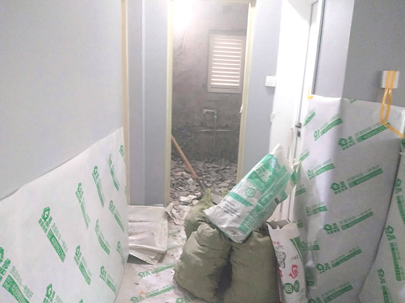 墻面翻新前保護(hù)措施：地面瓷磚鋪貼后，用壁紙刀將所有地磚縫隙清理干凈，并保證縫隙深度達(dá)到20mm以上。鋪貼完一個(gè)自然間后將瓷磚表面清理干凈，用復(fù)合保護(hù)膜進(jìn)行保護(hù)。保護(hù)膜鋪貼平整、干凈整潔，用透明膠帶固定保護(hù)膜的邊緣和膜與膜之間接縫的部位。入戶門扇用公司統(tǒng)一的門貼進(jìn)行全面包裹保護(hù)，用透明膠帶將保護(hù)膜粘貼牢固平整。用標(biāo)準(zhǔn)保護(hù)膜將門框三面保護(hù)完整并固定牢固。工程完工后拆除保護(hù)膜時(shí)如果有粘貼時(shí)的膠痕，應(yīng)用酒精或?qū)Ｓ玫那逦蹌┣宄z痕。