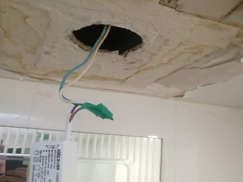 天花板燈具線路檢修：為避免發(fā)生裝修火災(zāi)，施工人員必須嚴(yán)格按照有關(guān)電力設(shè)計(jì)技術(shù)規(guī)范和有關(guān)規(guī)定進(jìn)行施工，裝修內(nèi)層須使用防火裝潢材料。裝修時(shí)不能亂拉、亂接。要考慮便于檢查線路，絕緣層破損要及時(shí)更換。裝修布線之前，首先應(yīng)將所有電路進(jìn)行綜合設(shè)計(jì)、進(jìn)行總體規(guī)劃。這樣不僅節(jié)省時(shí)間，也有利于以后的檢修維護(hù)。日常生活中，首先不要私拉亂接，私拉亂接是違反用電制度的，在安裝上不符合要求，最容易出事故;另外，在日常生活中換燈泡、擦燈泡的時(shí)候，先將電流關(guān)上，不要用濕手、濕布擦燈泡，要站在木凳或桌子上，不要站在地上去擦，防止開(kāi)關(guān)萬(wàn)一失靈漏電;螺絲口燈泡的金屬部分跟地線通著，電燈開(kāi)著的時(shí)候燈頭有電，露在外邊的螺絲部分，人的手碰著就觸電，需要特別注意。