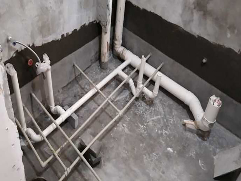 衛(wèi)生間防水找平施工：在給衛(wèi)生間做防水施工之前，首先要確保衛(wèi)生間地面干燥，無粉塵和雜物等，涂刷防水涂料時要涂滿，不能有遺漏，要和基層結(jié)合牢固，不能有裂紋、氣泡、脫落等現(xiàn)象，防水涂料的涂刷高度要一致，厚度要達到產(chǎn)品的要求。第二遍防水涂料間需要有一定時間間隔，待遍涂料干透后才能進行第二遍，具體時間視涂料而定。間隔時間太短，防水的效果會大打折扣。閉水試驗時，地面點的水線不能低于2厘米，保存至少24小時，觀察無滲漏現(xiàn)象后方算合格。如有滲漏，需重做，切莫不能疏忽大意。