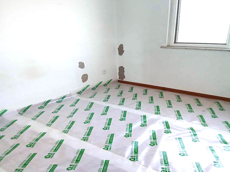 家具成品保護:各類裝修物料的進場、建筑裝修垃圾的清理都必須經(jīng)過入戶門。在對物品進行搬運時，難免會與入戶門發(fā)生磕碰及摩擦。因此，在進行成品保護時，我們首先要做好入戶門的保護。 水電改造是基礎(chǔ)裝修，水電裝修的質(zhì)量好壞，直接決定著后期的施工和使用。因此，在進行水電改造時，同樣需要做好成品保護工作。水電改造完成后，應(yīng)當(dāng)對各種管線進行規(guī)范的固定，以防脫落;對裸露的線頭要進行包裹，以防發(fā)生觸電的危險;做好地面裸線管的固定和保護，防止被踩壞。同時，在搬運物料時，也不要破壞地面鋪設(shè)的管線。 進行裝修施工時，磁環(huán)邊鋪邊勾縫，在崗鋪設(shè)的瓷磚、地板上堆放雜物、走動踩踏，地板沒有使用成品保護膜覆蓋等都會影響瓷磚及地板的鋪貼效果，使瓷磚出現(xiàn)施工質(zhì)量問題。