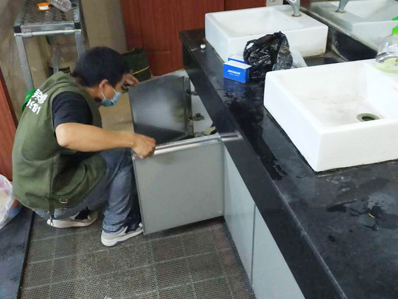 衛(wèi)生間臺盆安裝：拆掉原來損壞的下水器，并用刀對面盆下水口進行清理，確保干凈無雜物。這樣會確保安裝以后不漏水。將下水器拆分，先安裝中間部分，將密封圈下部取下，水管對準溢水口，輕輕放入并旋轉使密封圈和溢水口緊密貼合。將下部密封圈安裝在下水管和面盆接觸的位置，逆時針擰動螺絲使下部密封圈和面盆緊密貼合，一般質(zhì)量好的密封圈手動安裝就可以保證密封效果，如果手動不能擰緊可借助扳手。將下水管道上口對準下水器下口，接好下水管道。如果采用的防臭型，要注意下水管和地漏連接部位緊密結合。