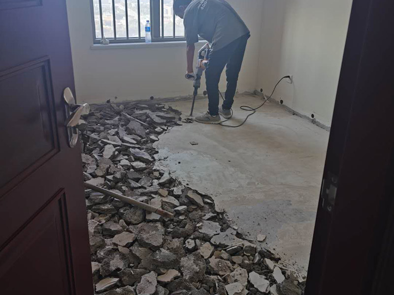 地磚拆除重貼瓷磚：1、混凝土地面應(yīng)將基層鑿毛，鑿毛深度5~10毫米，鑿毛痕的間距為30毫米左右。之后，清凈浮灰，砂漿、油漬，產(chǎn)散水刷少將地面。 2、鋪貼前應(yīng)彈好線，在地面彈出與門道口成直角的基準(zhǔn)線，彈線應(yīng)從門口開始，以保證進(jìn)口處為整磚，非整磚置于陰角或家具下面，彈線應(yīng)彈出縱橫定位控制線。 3、鋪貼陶瓷地面磚前，應(yīng)先將陶瓷地面磚浸泡陰干。 4、鋪貼時(shí)，水泥砂漿應(yīng)飽滿地抹在陶瓷地面磚背面，鋪貼后用橡皮棰敲實(shí)。同時(shí)，用水平尺檢查校正，擦凈表面水泥砂漿。 5、鋪貼完2~3小時(shí)后，用白水泥擦縫，縫要填充密實(shí)，平整光滑。