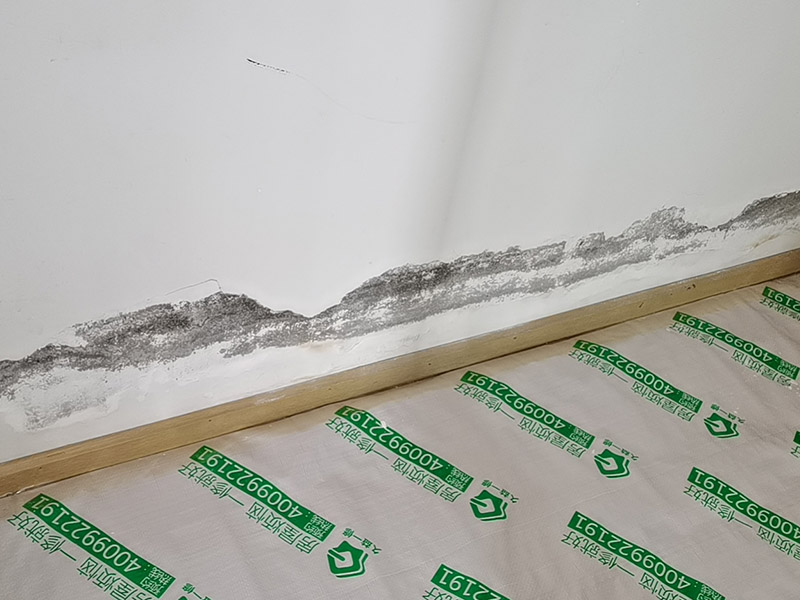 墻面翻新成品保護(hù)：家具搬放到房屋中央，對(duì)集中放置的家具進(jìn)行整體保護(hù)，防止因墻面翻新而造成不必要的損壞；地板需要用專業(yè)的保護(hù)膜進(jìn)行保護(hù)；對(duì)于不能移動(dòng)的家具和家電，如空調(diào)等進(jìn)行成品保護(hù)；尤其需要注意有插座、開關(guān)面板的位置，防止灰塵進(jìn)入。 處理墻面出現(xiàn)的開裂、起翹等問題，若不做任何處理直接開始涂刷，使用專業(yè)的打磨機(jī)對(duì)墻面進(jìn)行打磨處理，與一般打磨機(jī)不同的是，墻面打磨是無塵打磨，在打磨的過程中不會(huì)出現(xiàn)灰塵漫天的情況。
