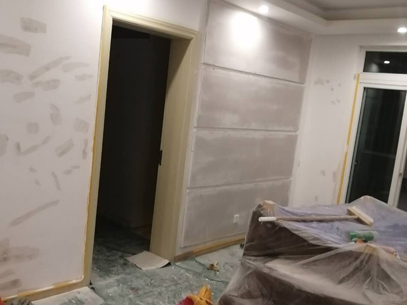 墻壁翻新裝修：首先在做翻新的時候一定要把之前的墻面給處理干凈，粉化嚴(yán)重的一定要鏟除干凈。由于之前的墻面有刷過油漆和乳膠漆，所在做完鏟除后一定要做打磨處理，將原來墻體上的結(jié)實(shí)的表皮及浮沉全部清理掉，如果說墻體出現(xiàn)小部分的凹陷以及裂縫的話可以用膩?zhàn)由晕⑻钛a(bǔ)一下。清理干凈的墻面一定要刷一道底漆，墻面底漆的主要作用就是抗堿防潮、封固基材、保護(hù)面漆、提高面漆的質(zhì)量以及遮蓋力。上面漆之前要裝油漆按照漆桶的說明配比及涂刷，要準(zhǔn)備足夠的量，保證顏色的相同，不要因?yàn)榱可偃绷亢髞磉M(jìn)行后補(bǔ)，這樣很容易發(fā)生色差的問題。刷面漆時要選擇質(zhì)量好的刷漆滾筒，這樣刷出來的質(zhì)地才會更加的均勻好看。