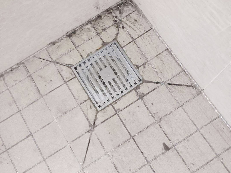 地漏更換安裝：拿起子和鉗子，把原來的地漏完全取出來，并清除周邊的水泥，清理沙粒、水泥等雜物。清除干凈后，用紙巾把水吸干凈，用抹布清理管道口，清理完成后取出抹布，放入地漏檢查地漏高低是否合適。清理干凈后，取適量的防滲水材料并和拌均勻，這里最好用防漏水的水泥，否則水有可能會滲入下一層。然后把和拌均勻的防漏水的水泥涂抹到凹槽及新地漏的周邊，等2分鐘，把地漏放入凹槽，注意平整，最后第1-2毫米。把蘸過水的過濾軸放入地漏底座，并適當(dāng)?shù)男D(zhuǎn)使過濾軸周邊的硅膠與底座充分結(jié)合，并放上過濾網(wǎng)，并打掃地漏周邊。更換完成。