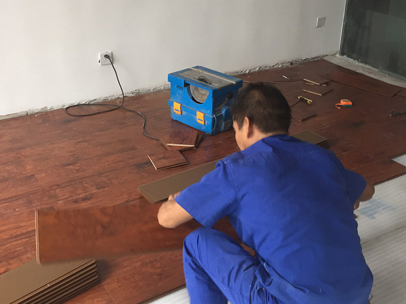 木地板安裝方案:首先對(duì)于實(shí)木地板的安裝肯定要做好事前的檢查，檢查地面是否平整，地面的表面的各種高低值要不相差3mm，其地面還要干燥，整潔，要不留一點(diǎn)雜質(zhì),地板安裝的施工方法是采用平鋪式的施工方法，將地板距離墻邊、立柱等一些固定的物體之間的距離要留出大約9mm的長(zhǎng)度，鋪裝的時(shí)候，還要確保每塊地板需要錯(cuò)開(kāi)30cm進(jìn)行鋪裝，這樣看其來(lái)就非常美觀。鋪裝時(shí)，現(xiàn)在地面上鋪一層大約2mm厚度的地墊，其材質(zhì)高密度聚乙烯制成，接口處需要用膠帶將其封住，然后再在地面上鋪上一層厚度為0.5mm以上的薄膜，然后在接縫處重接至50mm以上，最后用膠帶進(jìn)行密封。