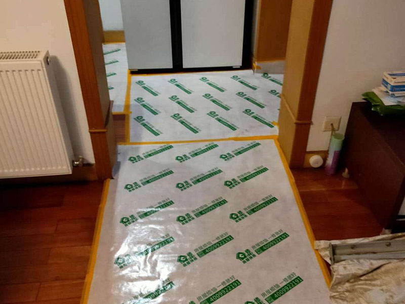 陽臺裝修翻新:1、老墻面在翻新前一定要做墻面基底處理，粉化嚴(yán)重要鏟除,鏟除后披純白水泥一遍,原墻面過于光滑、刷過油漆、乳膠漆的須作鏟除后做打磨處理。把粘結(jié)不牢的表皮及浮塵去掉,便于新涂料和墻體粘結(jié).如果有掉皮的凹進去的部分最好有膩子補一下。  　　 2、墻面底漆的作用是抗堿防潮、封固基材、保護面漆、提高面漆的質(zhì)感和遮蓋力。尤其是老房翻新，墻面一定要做底漆，直接上面漆墻面容易起泡發(fā)霉，日照久了墻面顏色也容易發(fā)生變化。  　　 3、對于已上漆墻面的修補相對而言很難達到理想效果，所以對于已上漆墻面的修補最好是整塊的墻面，或盡可能選擇較大的面積進行修補，這樣可以盡量避免色差。  　　 4、注意按照漆桶說明配比及涂刷,最好估算好用量,一次準(zhǔn)備足夠的量更為重要,這樣才能保證顏色相同。涂料廠雖然提供了色卡,但由于老墻面本身堿性比較強，效果可能會有差距。