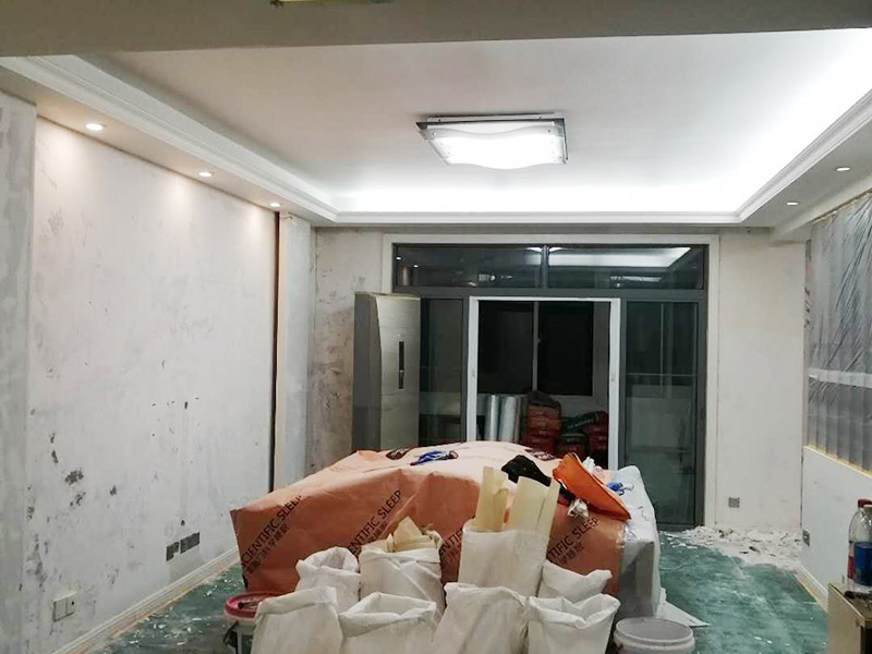 全屋墻面鏟除翻新：首先用水將墻面浸濕，這樣在鏟除墻面時比較省力，墻面必須要鏟到露出水泥砂漿面。然后是涂刷界面劑，一定要全部都刷到而且要均勻。墻面的裂縫通常都是用牛皮紙帶及白乳膠來貼住，但不能保證它能百分百不再開裂。 2、 如果墻面凹凸不平，那么就需要用石膏來找平，誤差最好不要超過0.5公分。非承重墻一般都是需要貼布的，所以最好選擇質地好的墻布和白乳膠，有條件的話可以使用網(wǎng)格布，對于防裂效果會更好。 3、 在挑選膩子時應該選顆粒細度高及質地較硬的，或是把白乳膠添加到膩子中提高膩子的硬度。打磨墻面要選用細砂紙，砂紙如果過粗會在墻面上留下很深的砂痕，就算是刷漆也沒辦法遮蓋住。墻面打磨之后要清掃一遍，否則粉塵過多會影響到漆的附著力。 4、 墻面在刷底漆時，一定要把每個地方都刷到并且要均勻。刷底漆要使用質地好滾筒，以免影響到底漆涂刷的效果。在膩子打磨之后，墻面都會留下一些比較難看的坑眼，特別是在刷漆后非常明顯，所以需要找補。在找補時一定要打磨平整，為了避免出現(xiàn)色差坑眼在底漆里多加一點水再涂刷。