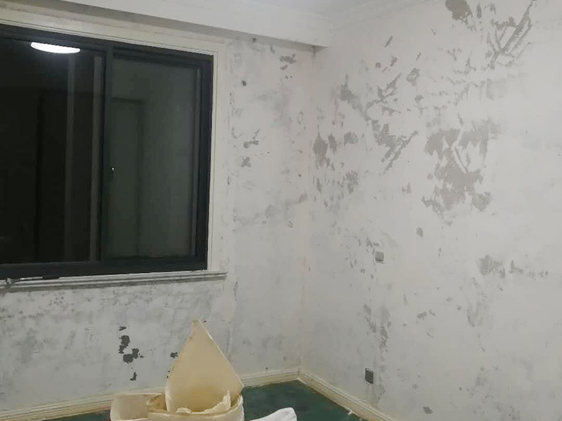 全屋墻面鏟除翻新：首先用水將墻面浸濕，這樣在鏟除墻面時比較省力，墻面必須要鏟到露出水泥砂漿面。然后是涂刷界面劑，一定要全部都刷到而且要均勻。墻面的裂縫通常都是用牛皮紙帶及白乳膠來貼住，但不能保證它能百分百不再開裂。 2、 如果墻面凹凸不平，那么就需要用石膏來找平，誤差最好不要超過0.5公分。非承重墻一般都是需要貼布的，所以最好選擇質地好的墻布和白乳膠，有條件的話可以使用網(wǎng)格布，對于防裂效果會更好。 3、 在挑選膩子時應該選顆粒細度高及質地較硬的，或是把白乳膠添加到膩子中提高膩子的硬度。打磨墻面要選用細砂紙，砂紙如果過粗會在墻面上留下很深的砂痕，就算是刷漆也沒辦法遮蓋住。墻面打磨之后要清掃一遍，否則粉塵過多會影響到漆的附著力。 4、 墻面在刷底漆時，一定要把每個地方都刷到并且要均勻。刷底漆要使用質地好滾筒，以免影響到底漆涂刷的效果。在膩子打磨之后，墻面都會留下一些比較難看的坑眼，特別是在刷漆后非常明顯，所以需要找補。在找補時一定要打磨平整，為了避免出現(xiàn)色差坑眼在底漆里多加一點水再涂刷。