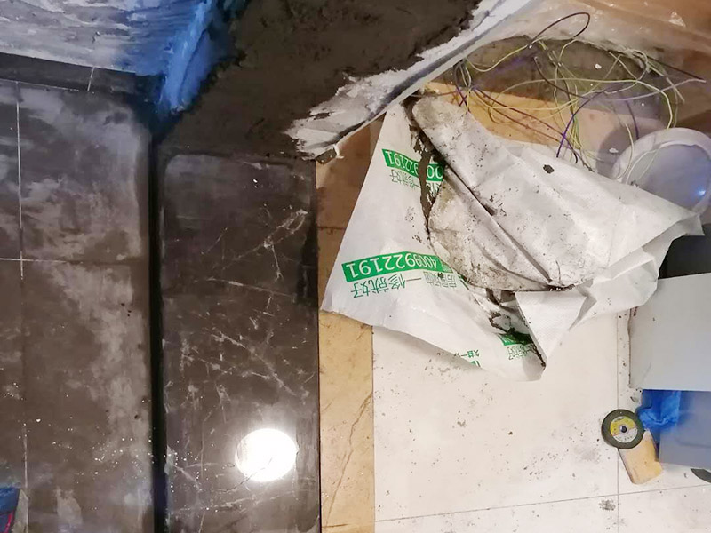 廚房局部改造：防水主要是要確保洗菜盆的位置和地面的傾角。前者最關(guān)鍵是做好接口的防水。用夾板做的櫥柜受水后通通氣就行了，但組合式的櫥柜受水后就會膨脹，致使其后表面防火板層脫離。因而櫥柜的座地部分一定要做10公分的磚臺，防水最有效。 舊廚房的內(nèi)部結(jié)構(gòu)相對要復(fù)雜一些。不僅是要請裝修公司對廚房進行丈量，還需要看看各種管道原來的位置是否合適，如果不合適則需要進行改動，則裝修公司會出一份廚房改造圖紙交給施工隊，由施工隊按圖紙進行必要的改造。