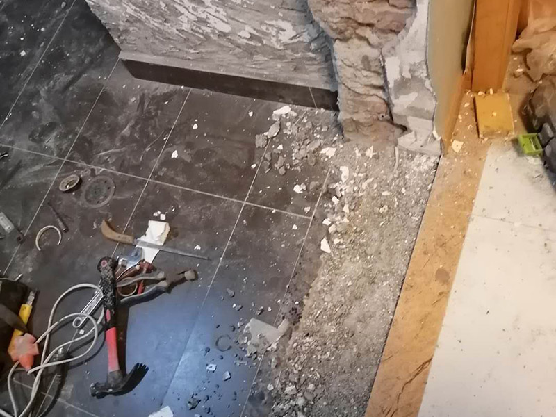 廚房局部改造：防水主要是要確保洗菜盆的位置和地面的傾角。前者最關(guān)鍵是做好接口的防水。用夾板做的櫥柜受水后通通氣就行了，但組合式的櫥柜受水后就會膨脹，致使其后表面防火板層脫離。因而櫥柜的座地部分一定要做10公分的磚臺，防水最有效。 舊廚房的內(nèi)部結(jié)構(gòu)相對要復(fù)雜一些。不僅是要請裝修公司對廚房進行丈量，還需要看看各種管道原來的位置是否合適，如果不合適則需要進行改動，則裝修公司會出一份廚房改造圖紙交給施工隊，由施工隊按圖紙進行必要的改造。