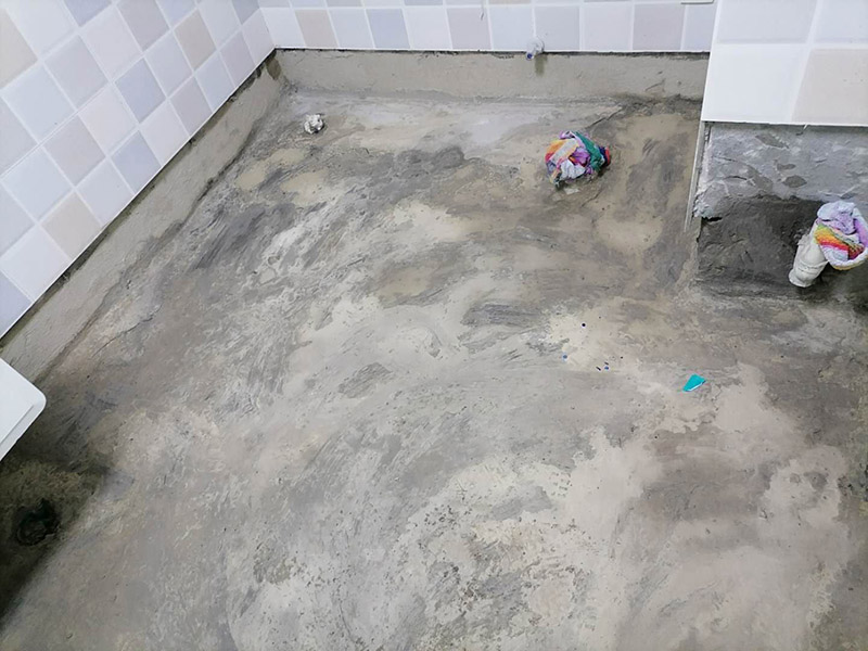 衛(wèi)生間地面防水:刷第一遍防水涂料。施工前確保工地干凈，干燥，防水涂料要涂滿，無遺漏，與基層結(jié)合牢固，無裂紋，無氣泡，無脫落現(xiàn)象。涂刷高度一致，厚度要達(dá)到規(guī)定要求。刷第二遍防水涂料。待第一遍涂料干透后才能進(jìn)行第二遍，具體時間視涂料而定。間隔時間太短，防水的效果會打折扣。鋪保護(hù)層。需在防水涂料表面鋪上保護(hù)層。保護(hù)層要完全覆蓋防水層，無遺漏，與基層結(jié)合牢固，無裂紋，無氣泡，無脫落現(xiàn)象。 閉水試驗。閉水試驗時，地面最高點(diǎn)的水不能低于2里面，保存至少24小時，觀察無滲漏現(xiàn)象后才算合格。如有滲漏，需重做，切莫疏忽大意。