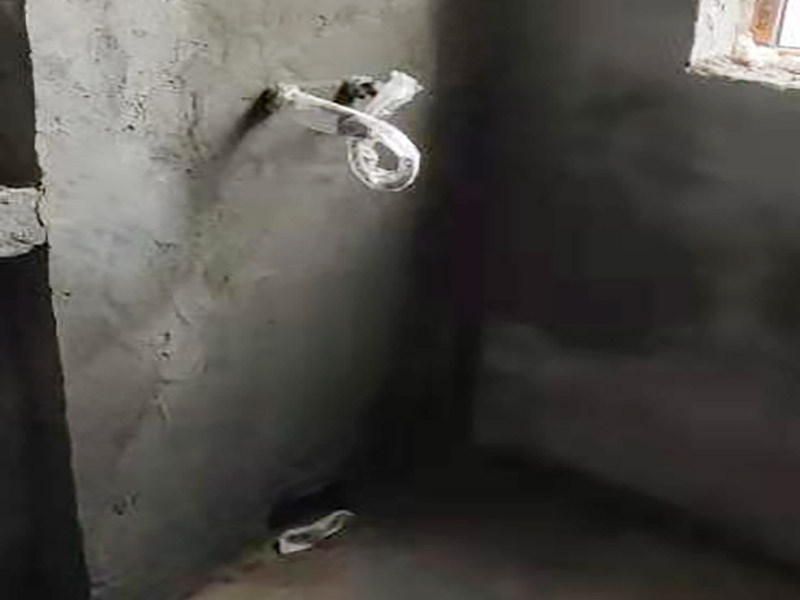 廚房抹灰防水施工：清理基層：將墊層上松散的混凝土、砂漿等清洗干凈，凸出的鼓包剔除。 刷水泥素漿：配合比為水泥∶防水油=1∶0.03(重量比)，加上適量水拌合成粥狀，鋪攤在地面上，用掃帚均勻掃一遍。 抹底層砂漿：底層用1∶3水泥砂漿，摻入水泥重3%～5%的防水粉。拌好的砂漿倒在地上，用杠尺刮平，木抹子順平，鐵抹子壓一遍。 刷水泥素漿：常溫間隔1d后刷水泥素漿一道，配合比為水泥∶防水油=1∶0.03(重量比)加適量水。 抹面層砂漿：刷水泥素漿后，接著抹面層砂漿，配合比及做法用底層。