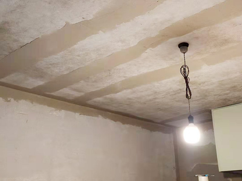 墻面翻新基層處理：墻體空鼓將嚴(yán)重影響涂層的附著力，通常采用目測、敲打、硬器劃刻、手抹等方法檢查。發(fā)現(xiàn)有空鼓現(xiàn)象，必須徹底鏟除，應(yīng)用配套膩?zhàn)有扪a(bǔ)平整或用與墻體砂漿比例一致的水泥砂漿按墻體同樣施工方法進(jìn)行修補(bǔ)填平，確保涂層吸收一致，無接痕。墻體裂縫嚴(yán)重影響涂層的裝飾美觀性能。發(fā)現(xiàn)裂縫應(yīng)用專用填補(bǔ)膩?zhàn)犹钛a(bǔ)修復(fù)，較大空心裂縫可先用砂漿修補(bǔ)后抹平。 涂裝施工前用鏟刀或刮刀鏟去一遍或用鋼絲刷處理清除，也可用硬毛竹掃把清除浮砂。墻體砂眼，凹坑如腳手架洞、空調(diào)洞、窗套、管道設(shè)施鋪設(shè)遺漏留缺陷，需用與墻體基面同類材質(zhì)和施工方法進(jìn)行處理。這一點(diǎn)往往在施工中不被注意。但硅藻泥上墻后易發(fā)現(xiàn)發(fā)花不協(xié)調(diào)，嚴(yán)重影響裝飾效果。